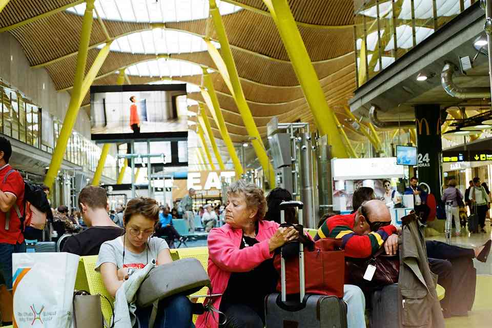O EES interrompe as operações aeroportuárias em toda a Europa e os viajantes enfrentam atrasos de horas nas fronteiras featured image